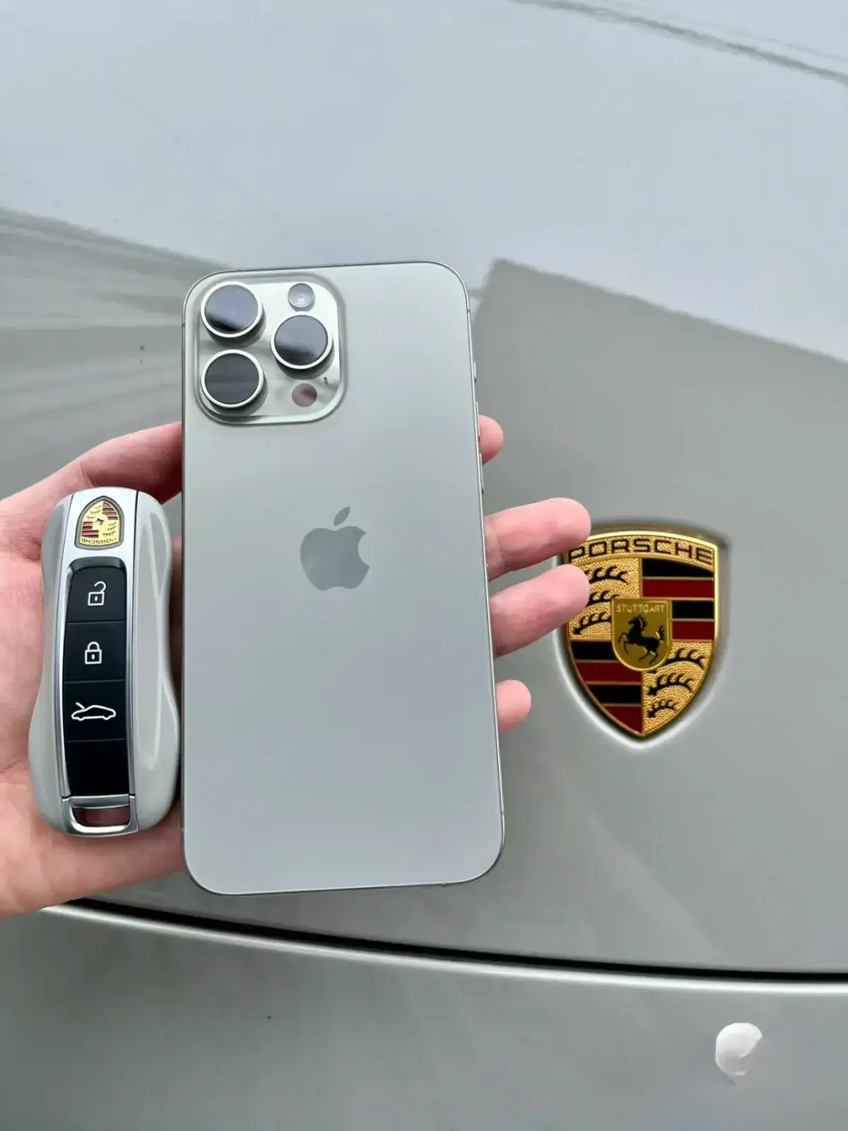 苹果手机微信分身免费操作技巧。